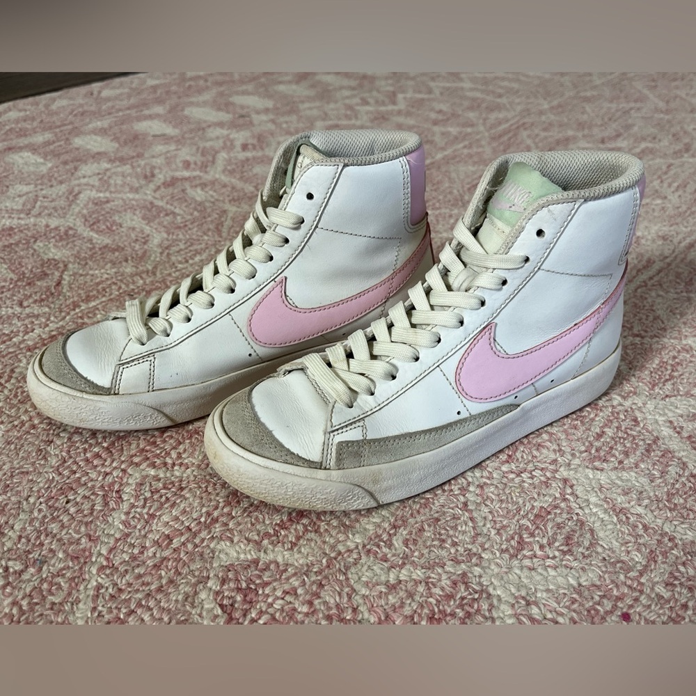 Nike Big Kids Blazer Mid '77 (summit white / pink foam -coconut milk) size 4Y